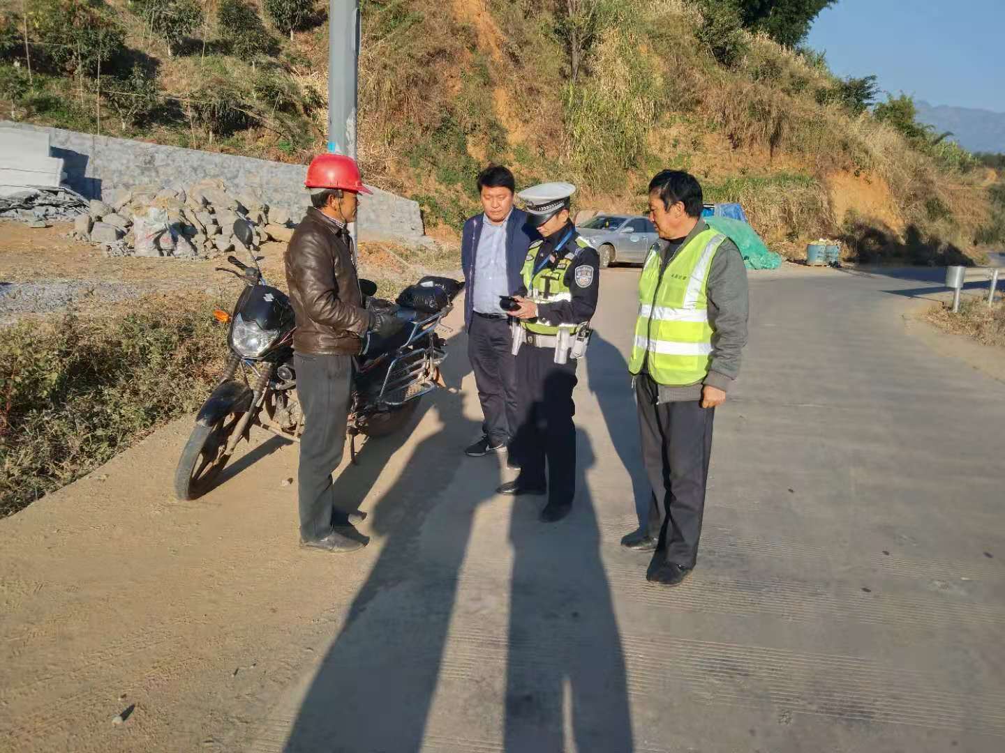 攀莲镇开展农村道路交通安全劝导联合执法行动